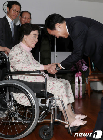 새해 인사 차 상도동 찾은 손학규