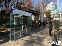 영등포구 버스정류장 20곳에 칼바람 막는 온기텐트