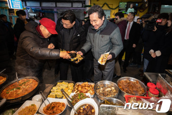 엽전 도시락 구입하는 이낙연 총리