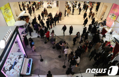 인파로 가득찬 롯데백화점 인천터미널점