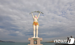 알록달록 수영복 차림의 포항 평화의 여상