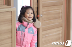 처음 본 초등학교 교실에 방긋