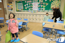 첫 학교 교실 찾은 예비초등학생들