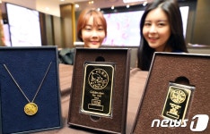 황금돼지 펜던트를 주목하세요