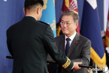 삼정검 수여하는 문재인 대통령