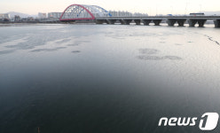 한파에 꽁꽁언 소양강