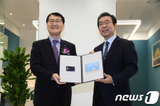 박원순 시장, 신한은행 시청금융센터 1호 고객