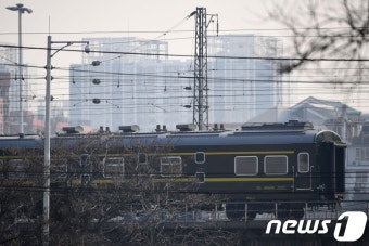 베이징 역 출발하는 김정은 탑승 특별열차