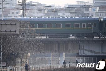 [사진] 방중 마치고 베이징 역 출발하는 北 김정은 특별열차