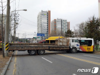화물트럭 언덕서 100m 굴러 시내버스와 충돌…10명 사상