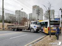 화물차 언덕길 100m 아래로 굴러 시내버스와 충돌