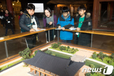 새로워진 롯데월드 민속박물관의 고려 전시실 찾은 관람객들