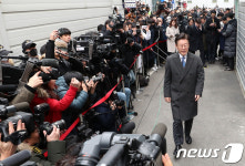 성남지원 포토라인 지나가는 이재명 경기도지사