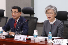 발언하는 강경화 장관