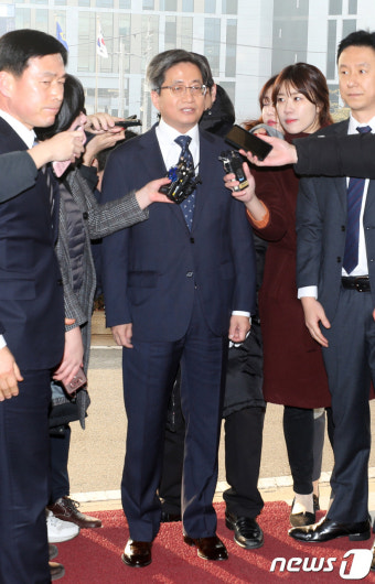 '취재진 질문에 답하는 김명수 대법원장'