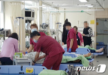병원 치료 받는 통영 낚시어선 전복 부상자들