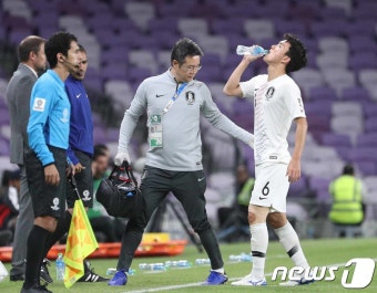 부상 치료하는 황인범