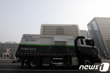 도로 먼지를 줄이고 있습니다