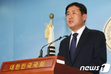 브리핑하는 김정현 대변인