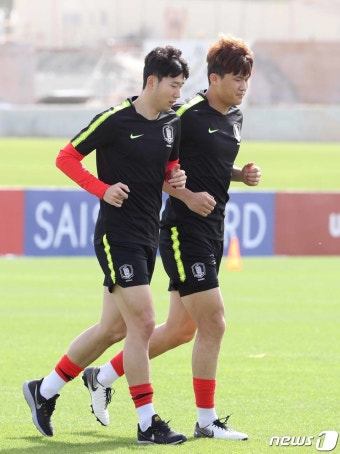 달리기로 몸푸는 손흥민-김민재
