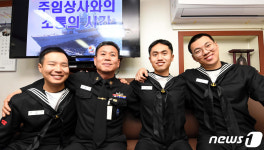 일병 김선우들 주임상사와 함께