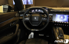 뉴푸조 508 운전석