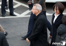법정 향하는 양승태 전 대법원장