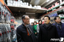 청계천 공구상가 살펴보는 정동영 대표