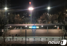 스스로 불 밝히고 전력 나눠주는 태양광쉼터로 전기요금 절감