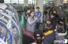 항공기 주요 부품 설명 듣는 어린이 기자단