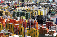 설 연휴 출하할 과일로 가득한 청과물시장