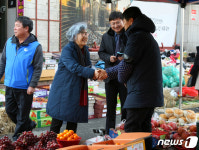 설 앞두고 시장 방문한 박은정 국민권익위원장