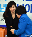 정춘숙 의원과 인사하는 서지현 검사