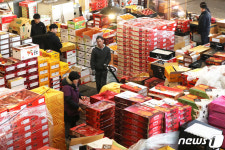 명절 선물로 판매될 과일 정리하는 상인들