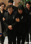 부축 받으며 입관실 나서는 손영미 소장