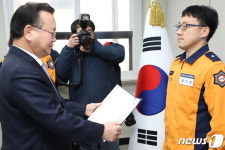 퇴근길 화재진압해 행안부 장관 표창받는 소방대원들