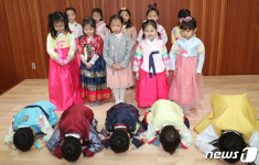 세배하는 법 배우는 어린이집 원생들
