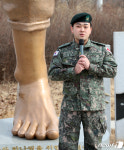 하재헌 중사 평화의 발 앞에서