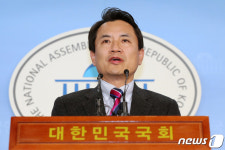기자회견 연 김진태