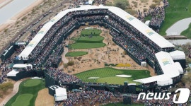 우즈 홀인원·제임스 한 말춤…피닉스오픈 16번홀 장식한 명장면