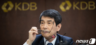 안경 고쳐쓰는 이동걸 산업은행 회장