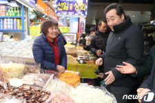중부시장 상인들 만난 이낙연 총리