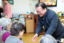 노인전문요양병원 찾은 김부겸 장관