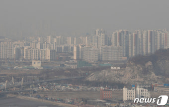 [2일 날씨] 연휴 첫날부터 미세먼지 '나쁨'…추위는 풀려