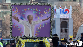 3·1운동 100주년 기념탑 옆으로 행진하는 故 김복동 할머니 운구 행렬
