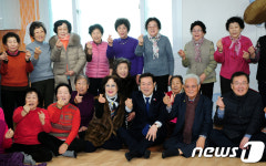 이용섭 광주시장, 설 앞두고 시립묘지·경로당 방문