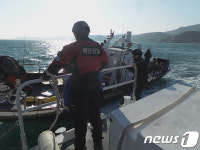 기장 대변항서 낚시어선 화재…승선원 9명 전원구조
