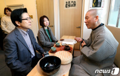 원경 스님과 차담 나누는 황교안 전 총리 내외