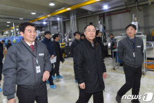중소기업 생산 시설 둘러보는 홍남기 부총리