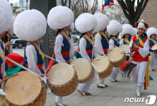 모두에게 평안과 만복을…대구 날뫼북춤보존회 지신밟기